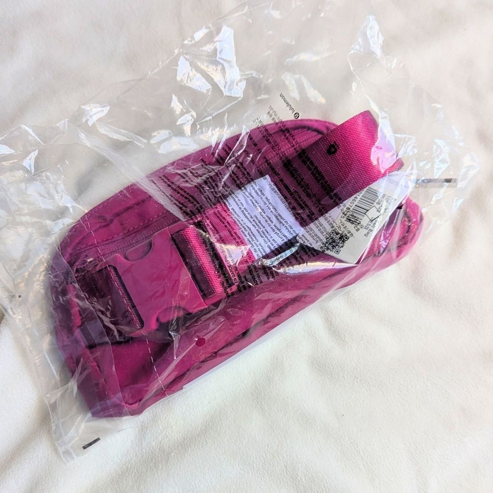 Lululemon Everywhere Belt Bag 1L Wild Berry New - Picture 3 of 6